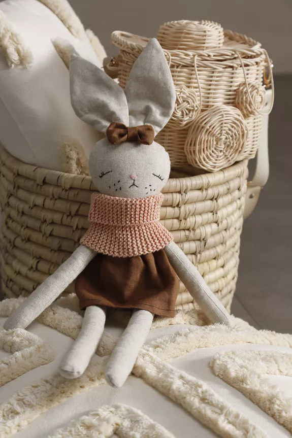 Knuffel konijn met sjaaltje en jurkje.