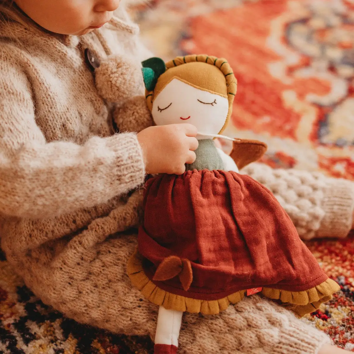 Knuffel bosfeetje voor kinderen. In zachte mooie boskleuren. Met jurkje aan.