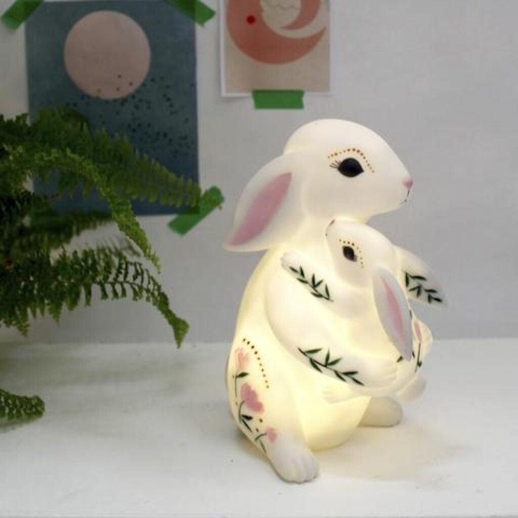 lampje konijn en baby konijn.